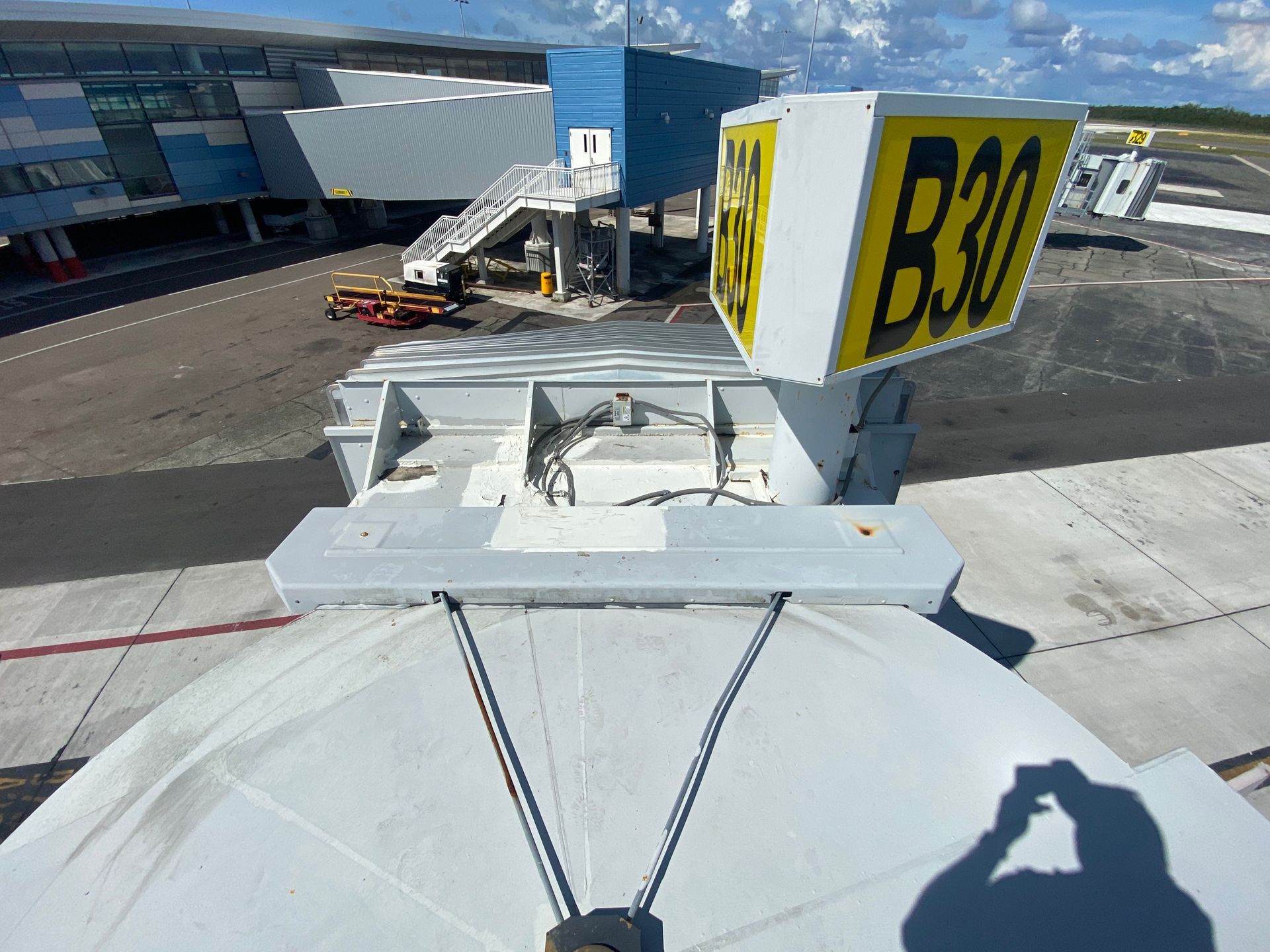 A yellow and white sign with the number b30 on it