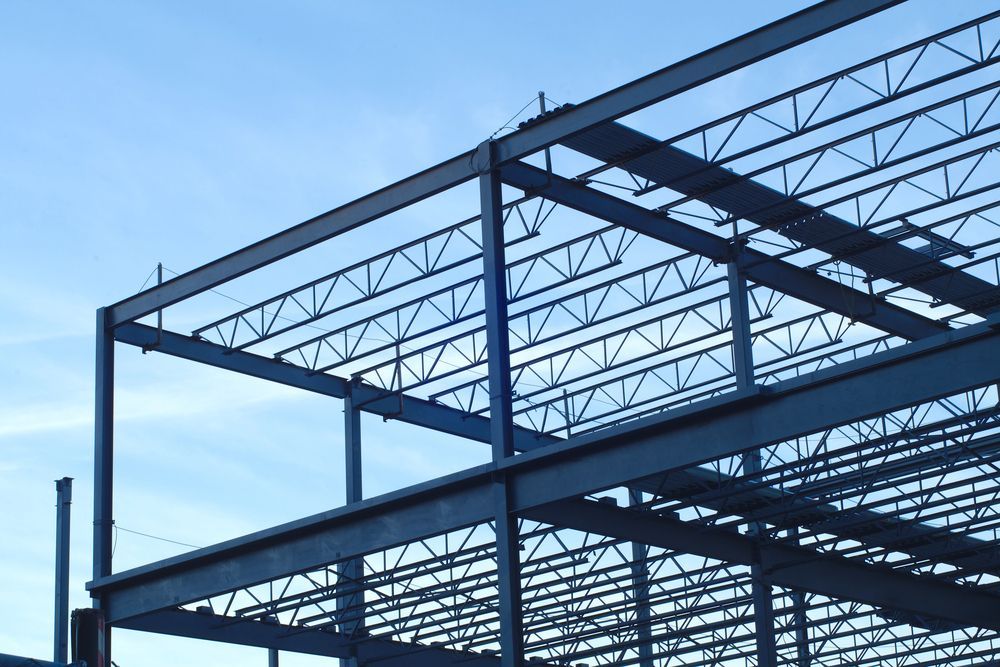 Estructura de acero en construcción contra un cielo azul