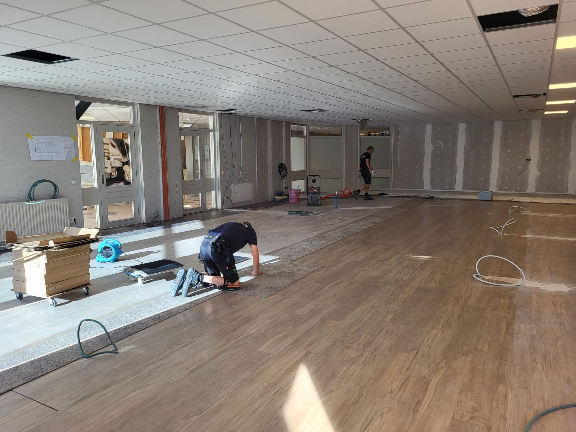 Tapijttegels en pvc gelegd
