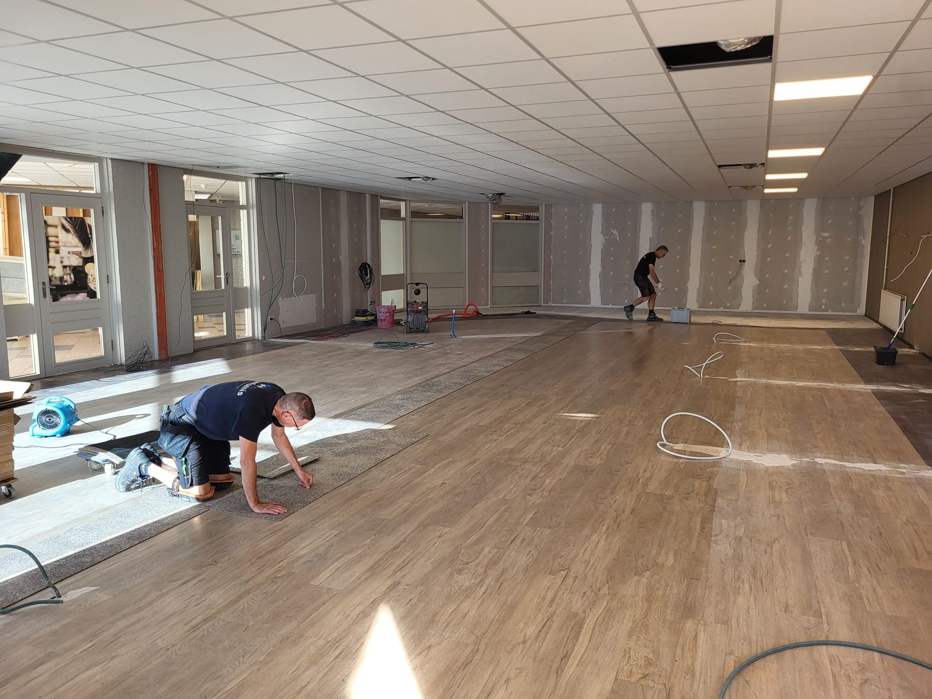 Tapijttegels en pvc gelegd