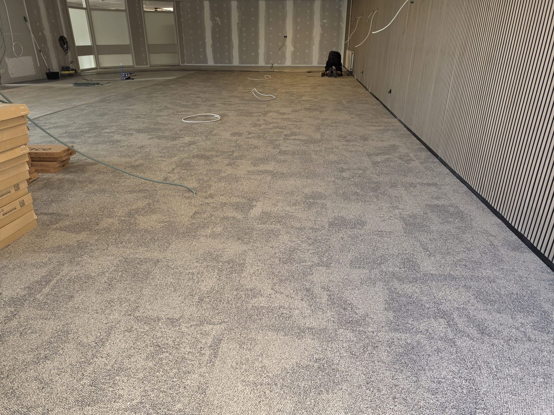 Tapijttegels en pvc gelegd