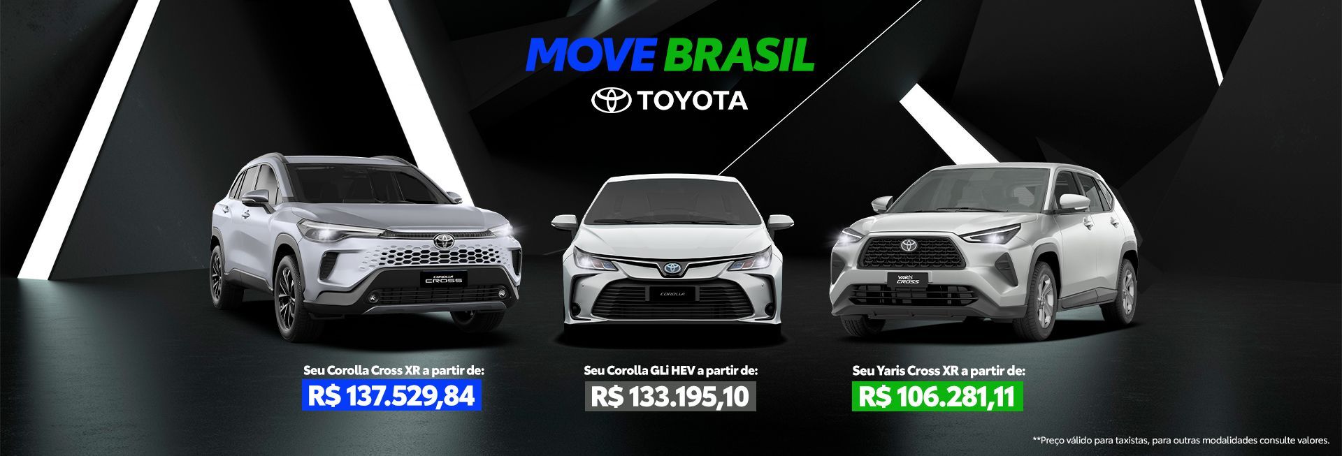 Uma pessoa sorrindo enquanto dirige um carro. Ela está segurando o volante.