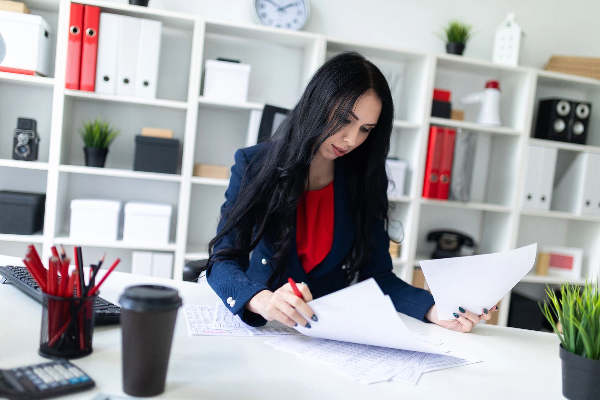 Un consulente del lavoro che utilizza una calcolatrice