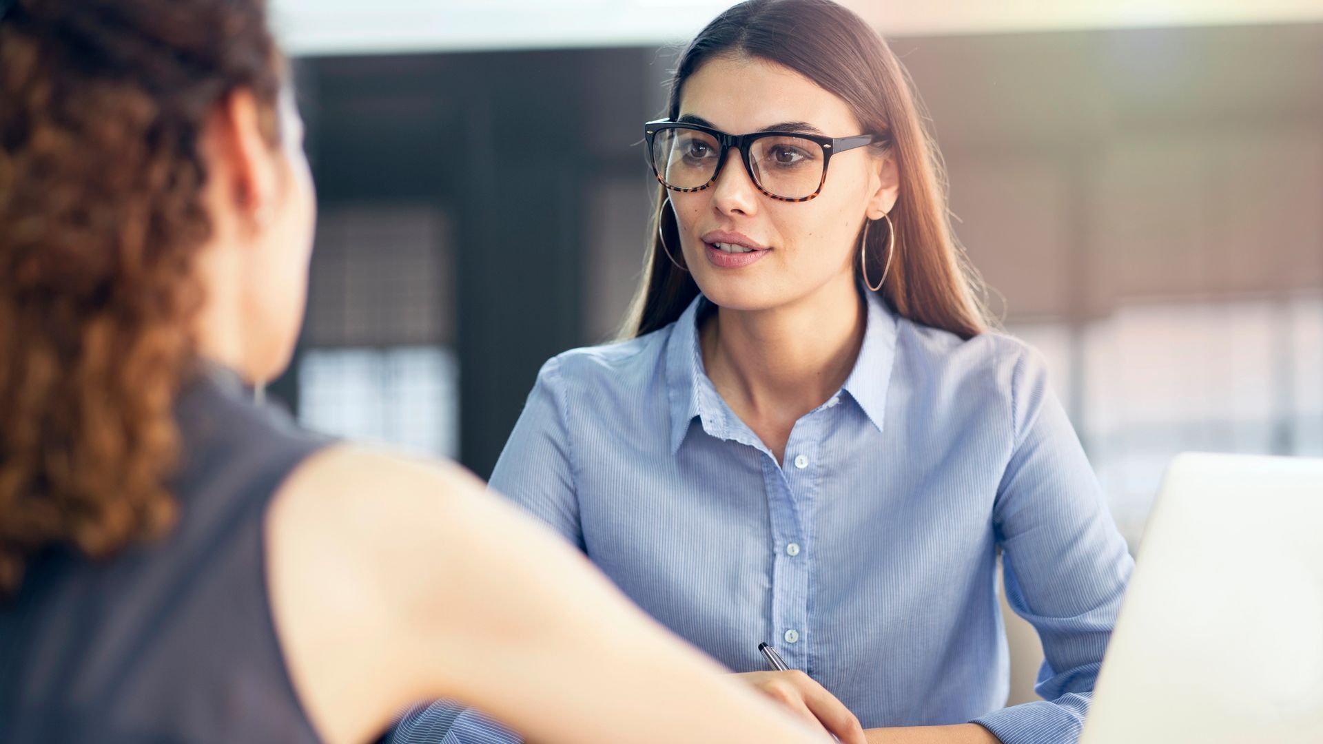 Un consulente che discute un progetto con un cliente