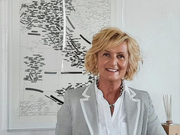 Un consulente che elabora un bilancio