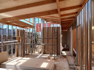 Se está construyendo una casa con mucha madera y metal.