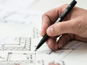 Una persona está dibujando en un trozo de papel con un bolígrafo