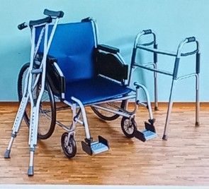 Productos para el cuidado de la piel Saphris: caja morada, botella con dosificador verde y lata de aerosol azul 