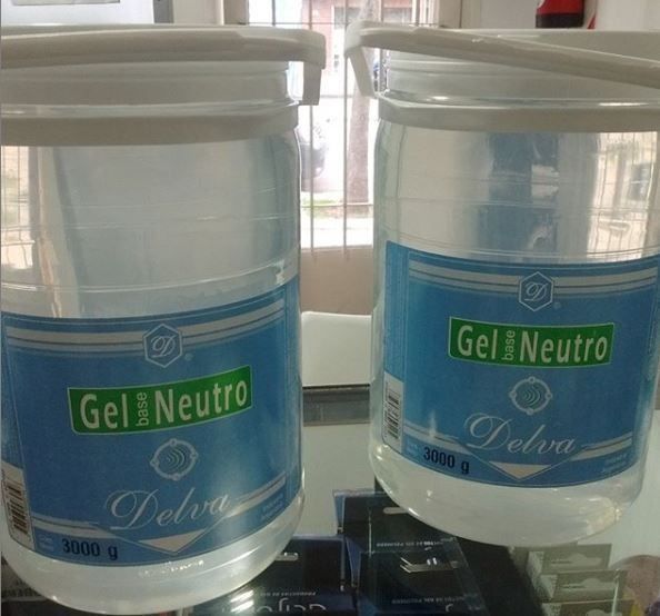 Dos botes transparentes de gel Gel Neutro azul sobre una mesa junto a una ventana.
