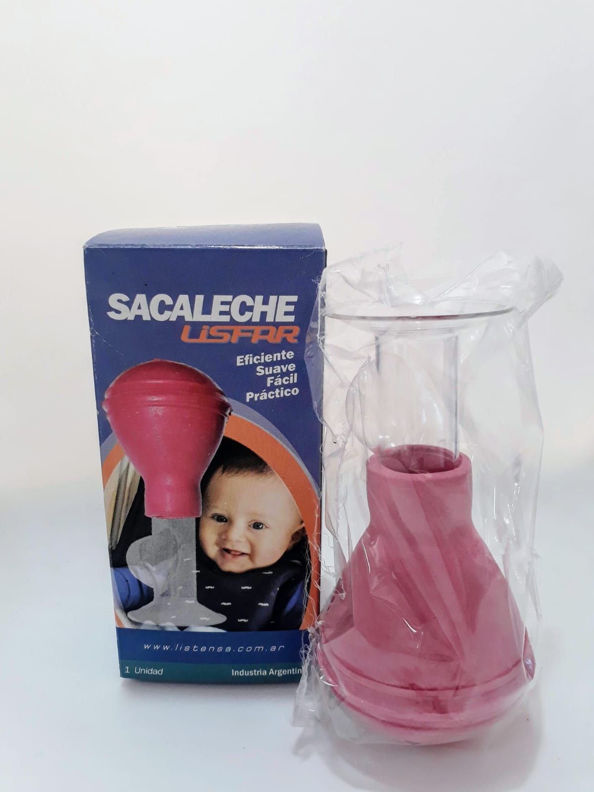 Exhibición en estante de botellas y cajas de cosméticos de colores variados sobre un soporte blanco en el interior.