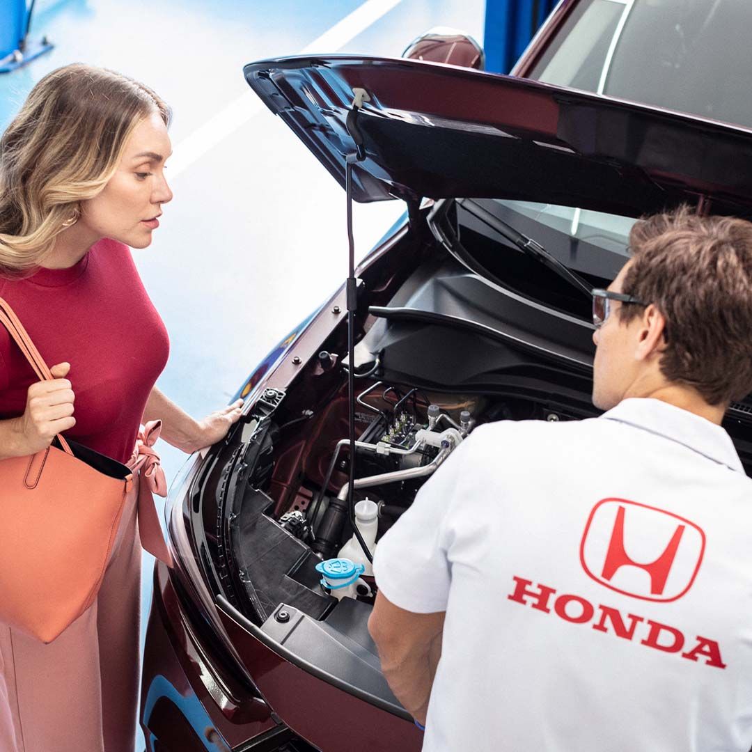 Uma foto de um Honda City em um fundo branco.