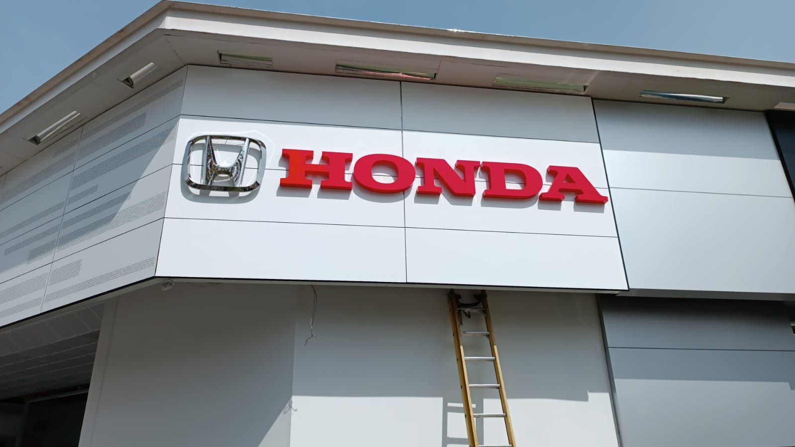 fachada marca honda en rojo