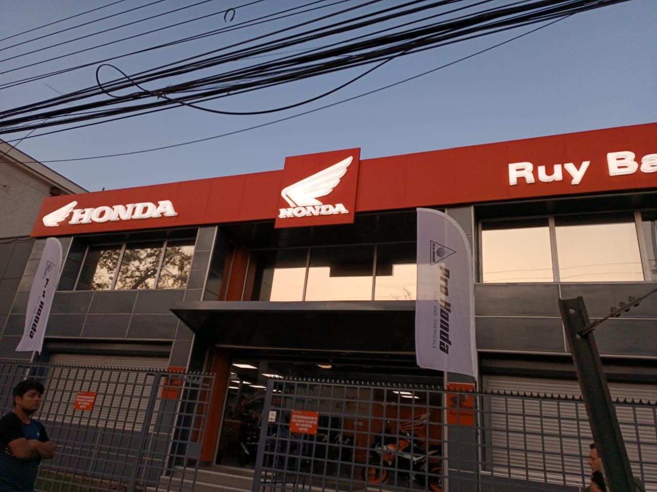 fachada marca honda con rojo y blanco
