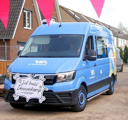 Foto van de Buurtbus van de Woonmensen voor bij de portfolio.
