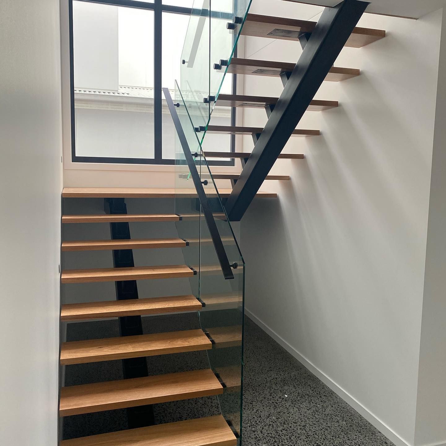 A Staircase With Wooden Steps and a Glass Railing β Swift Glass & Aluminium In Woolgoolga, NSW
