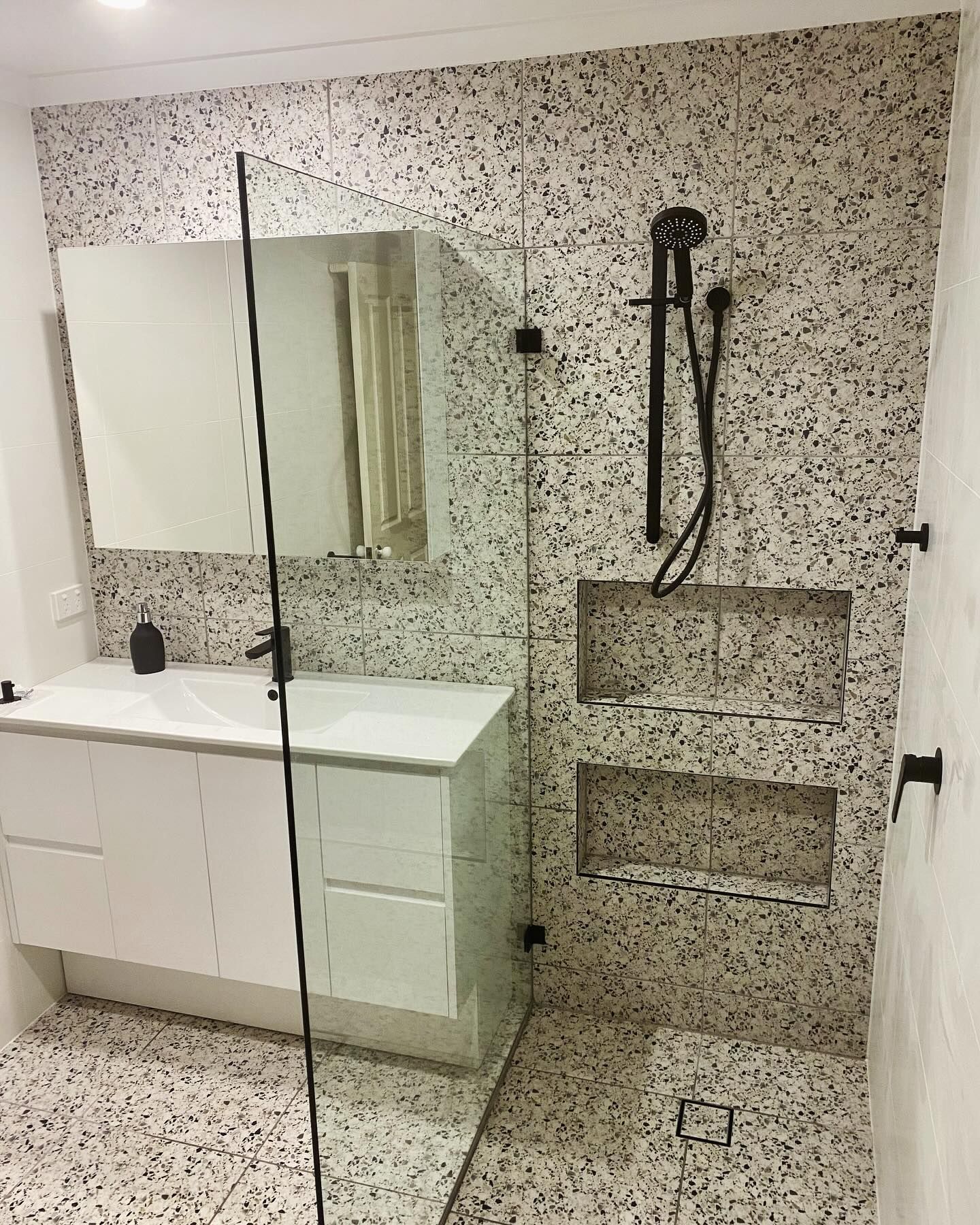 A Bathroom With a Sink, Mirror, and Shower β Swift Glass & Aluminium In Woolgoolga, NSW