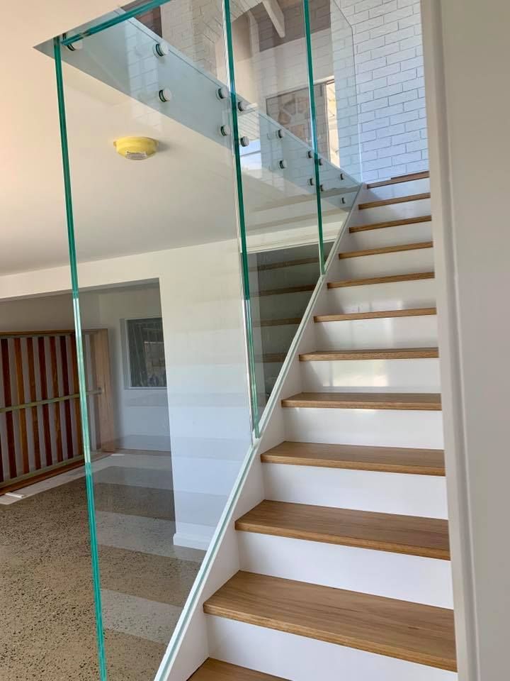 A Staircase With Wooden Steps and a Glass Railing β Swift Glass & Aluminium In Woolgoolga, NSW