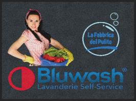 Pubblicità di servizio di lavanderia con donna che tiene in mano un cesto, il logo Bluwash e scritta