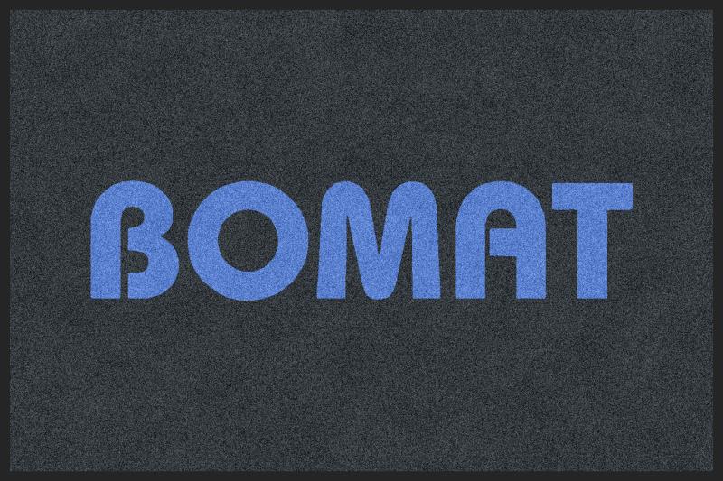 Testo blu “BOMAT” su sfondo scuro con trama.