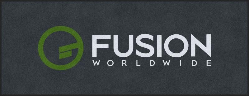Logo di Fusion Worldwide in bianco e verde su uno sfondo scuro con texture.