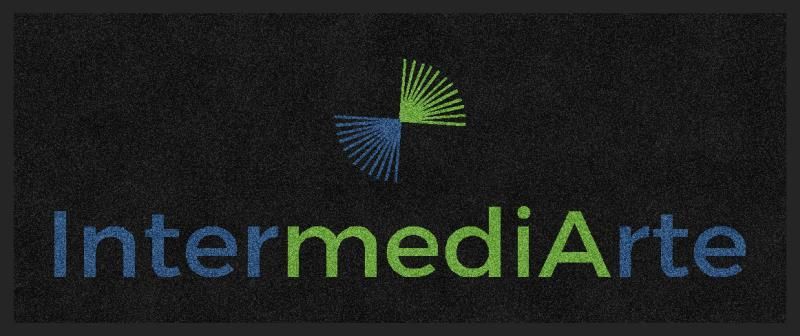 Logo IntermediArte su sfondo nero con ventaglio stilizzato blu e verde sopra il marchio denominativo
