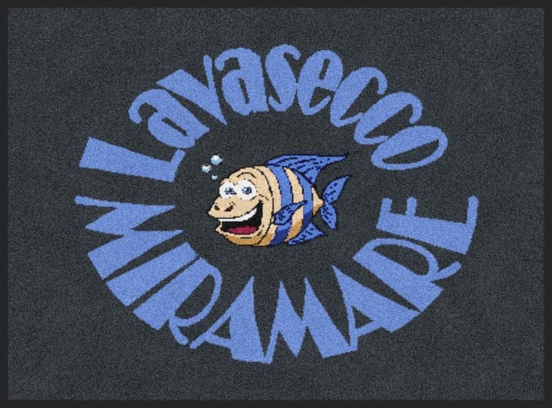 Logo del lungomare Lavascoco con un pesce stilizzato sorridente e testo blu curvo su sfondo scuro.