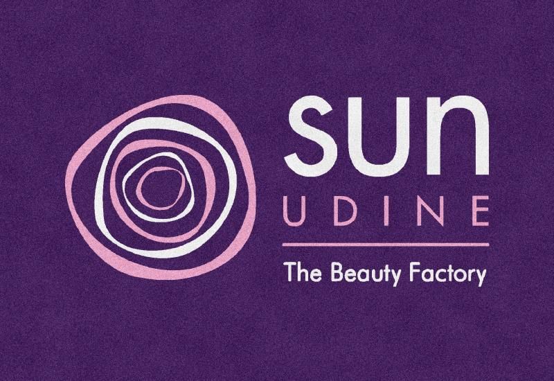 Logo di Sun Udine su sfondo viola con un'icona a spirale rosa e lo slogan