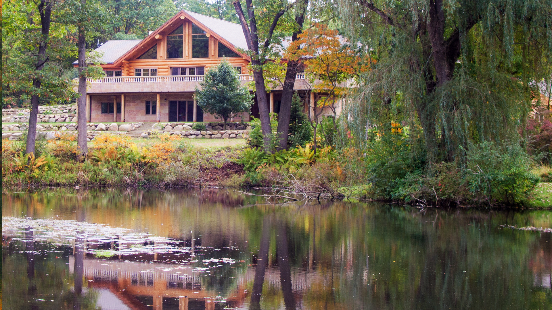 CedarCoast log cottage near a pond