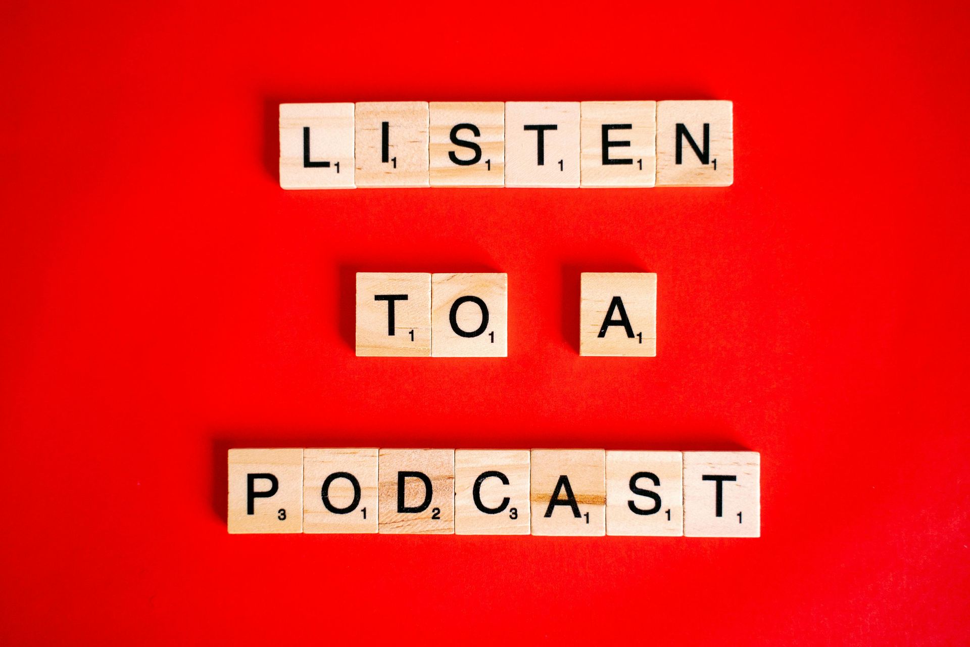 Mobiel met podcast aflevering en headphone