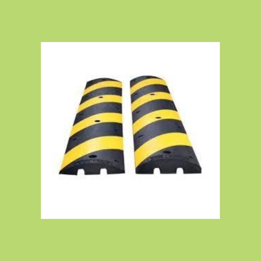 Un dosso rallentatore nero e giallo su uno sfondo bianco