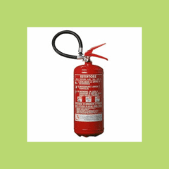 Una fila di ugelli per manichette antincendio con maniglie su sfondo verde.