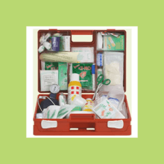 Un kit di pronto soccorso rosso pieno di materiale medico.