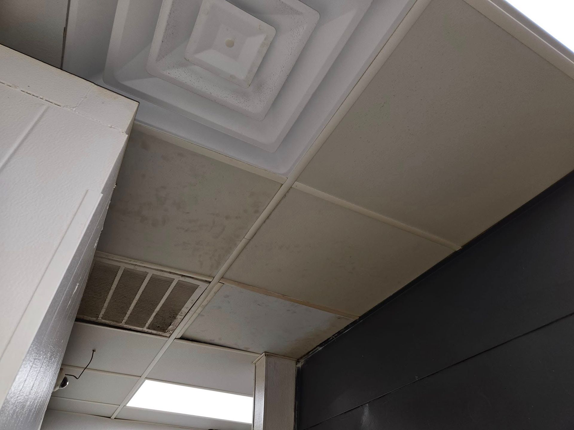 A ceiling with a grid of squares on it