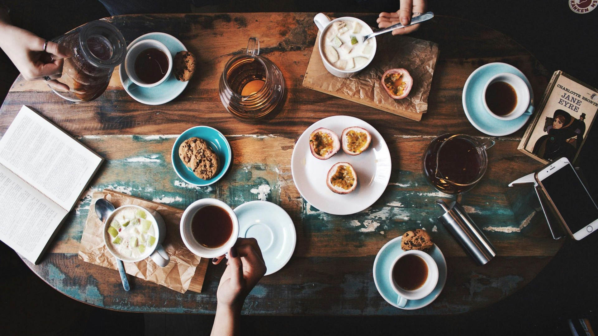 Coffee and breakfast spread at a Leavenworth cafe — part of planning the perfect Leavenworth trip.