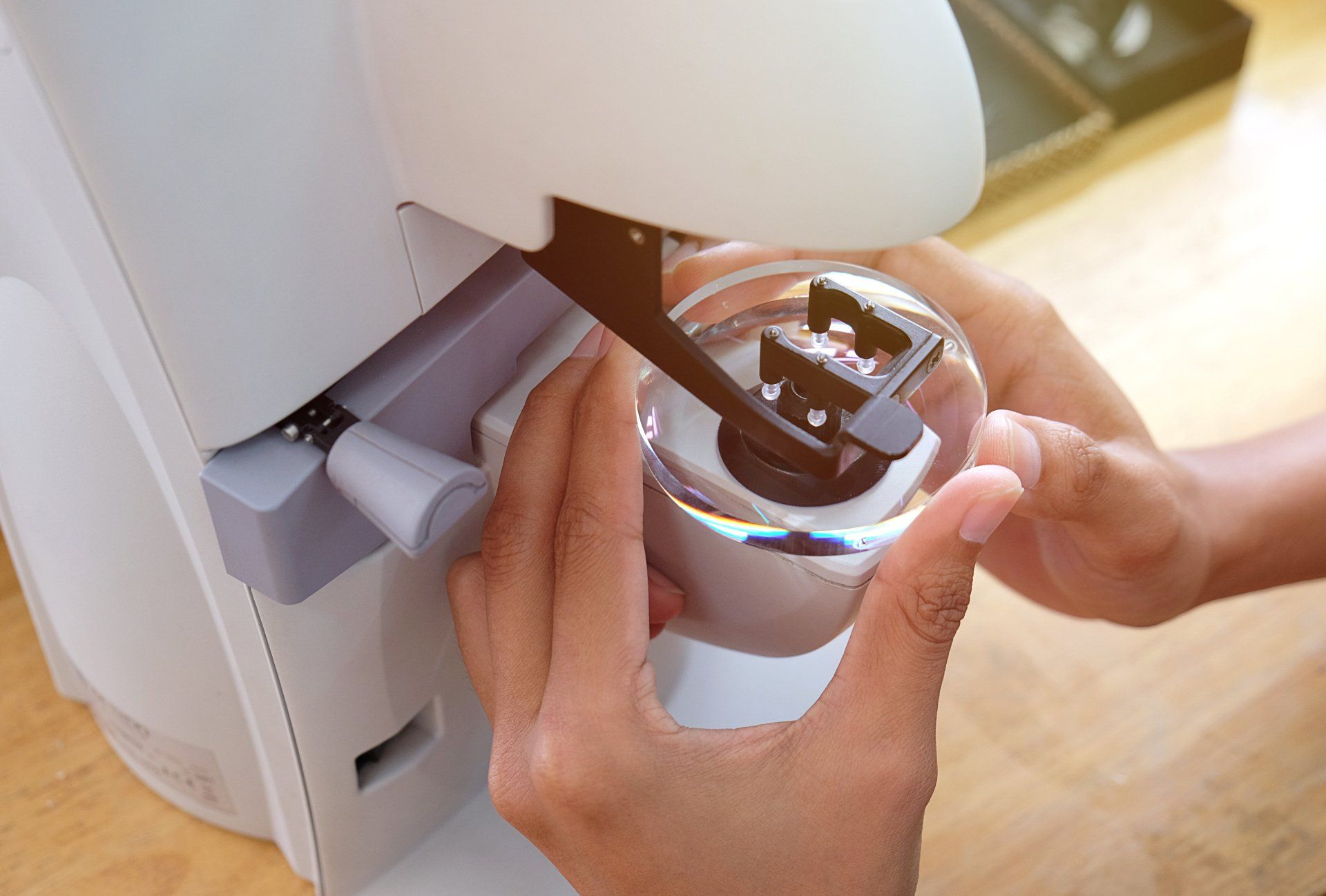 Une personne tient un verre devant une machine.