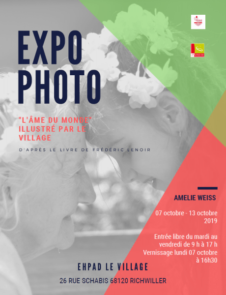 Une affiche pour une exposition photo montre une femme avec des fleurs dans les cheveux