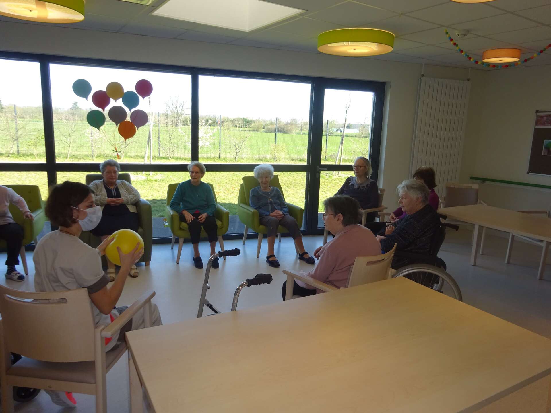Un groupe de personnes sont assises autour d'une table dans une pièce.