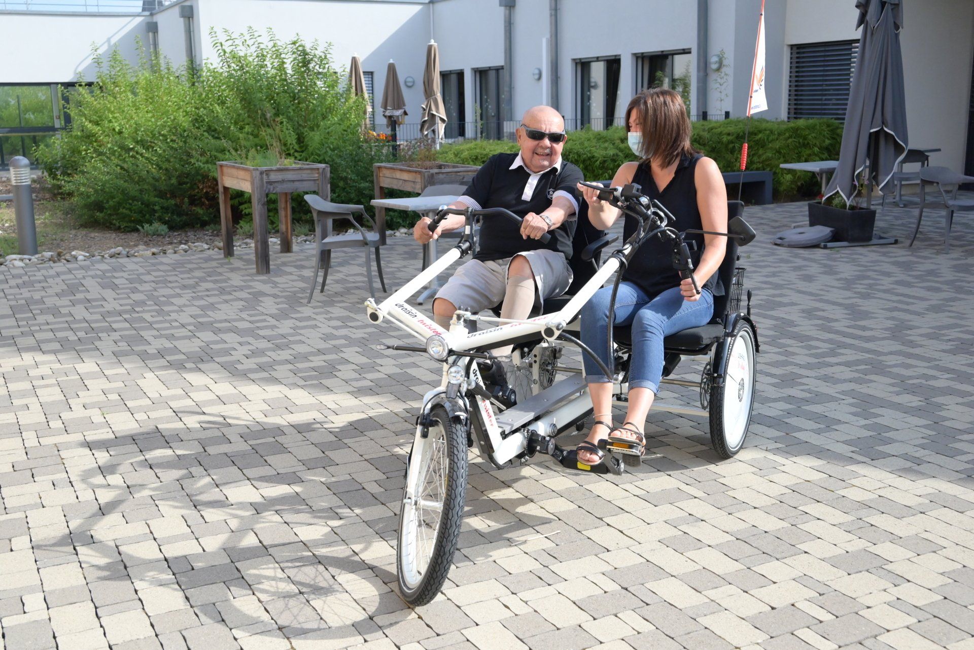 Un homme et une femme font du tandem.