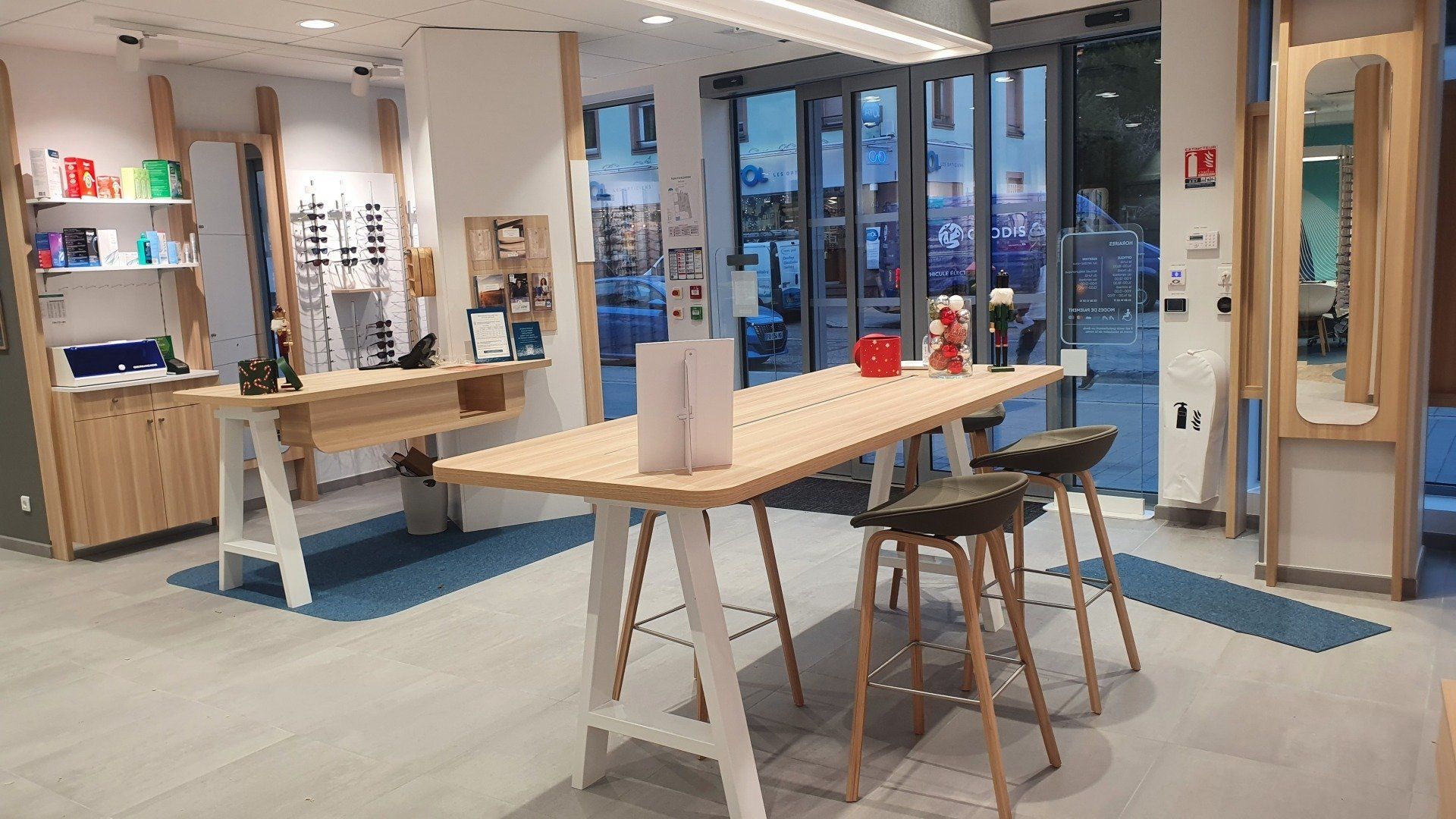 Il y a une longue table avec des tabourets au milieu de la pièce.