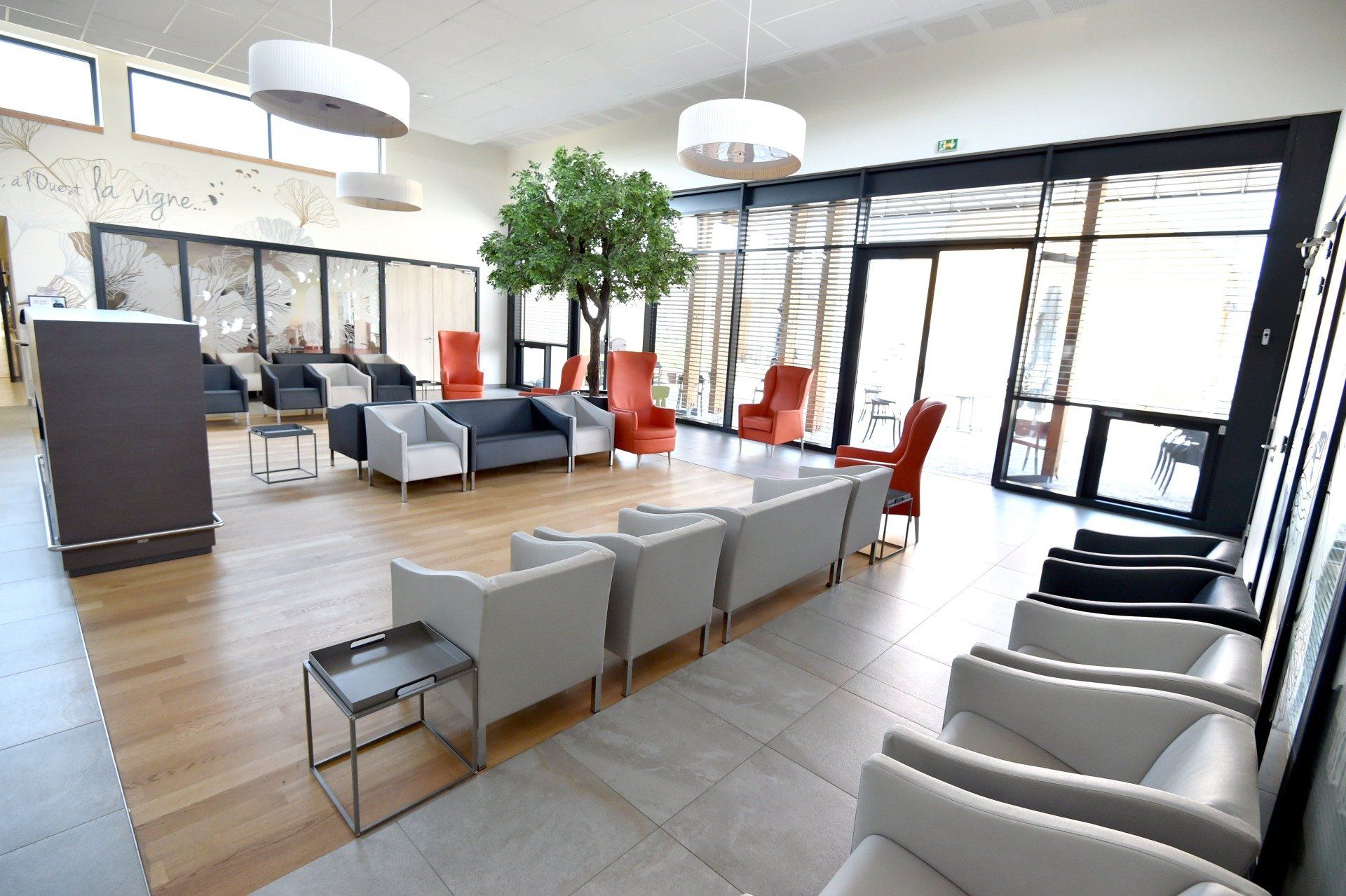 Une salle d'attente avec beaucoup de chaises et un canapé.