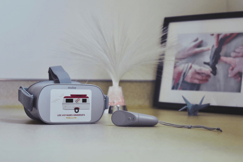 Un casque de réalité virtuelle est posé sur une table à côté d'une image.