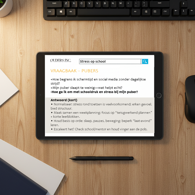 Een tablet met een webpagina met tips over het gebruik van sociale media, geplaatst op een houten bureau met een stylus