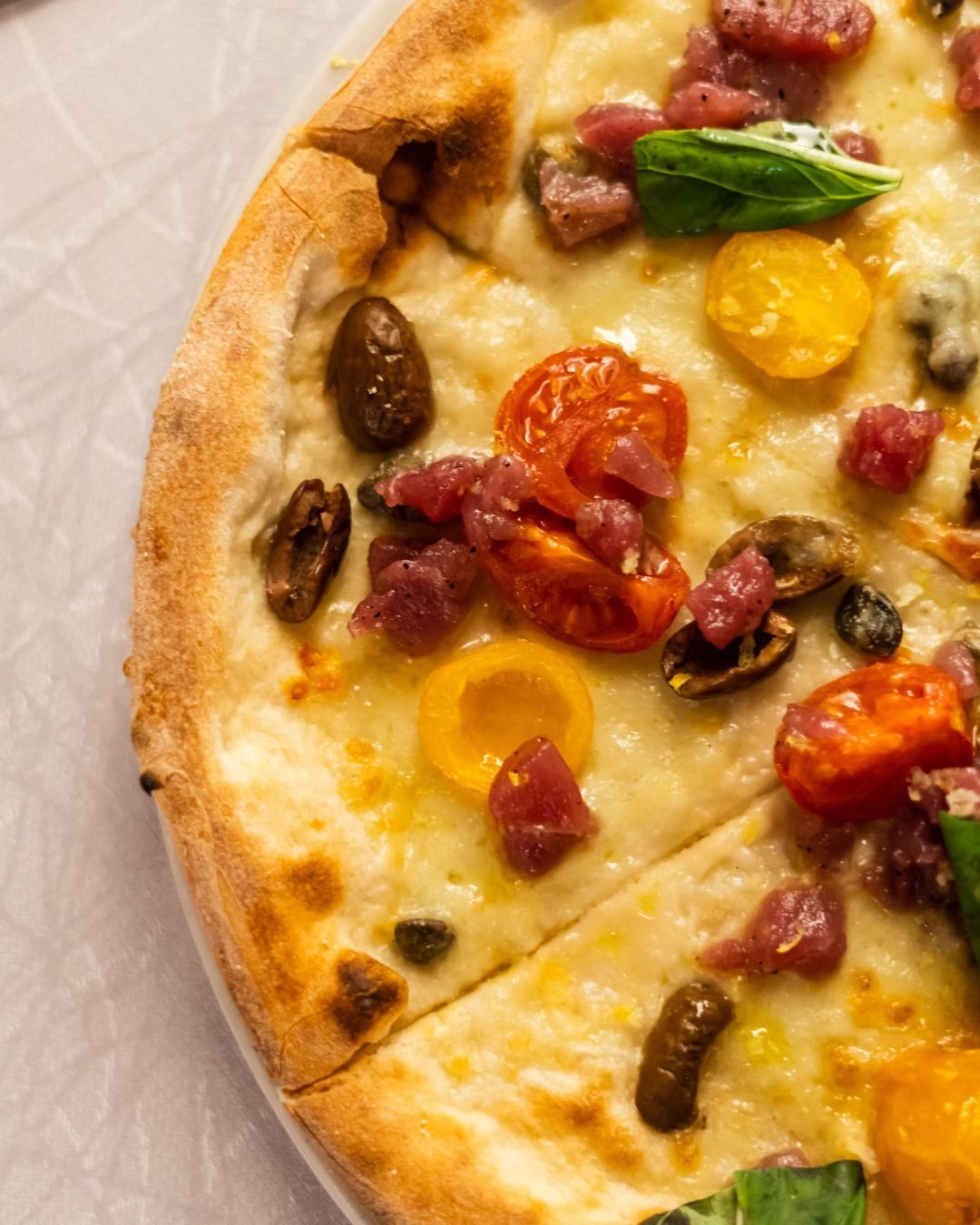 pizza con olive taggiasche e pomodorini