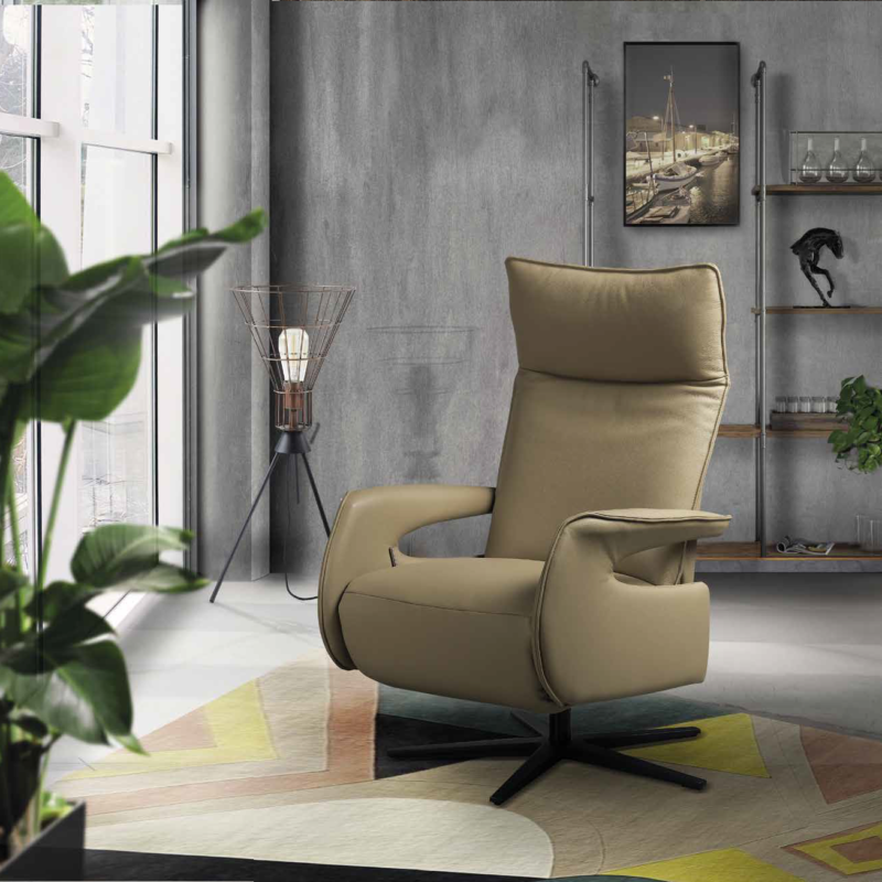 Poltrona reclinabile in pelle beige in una stanza moderna con finestra e tappeto.