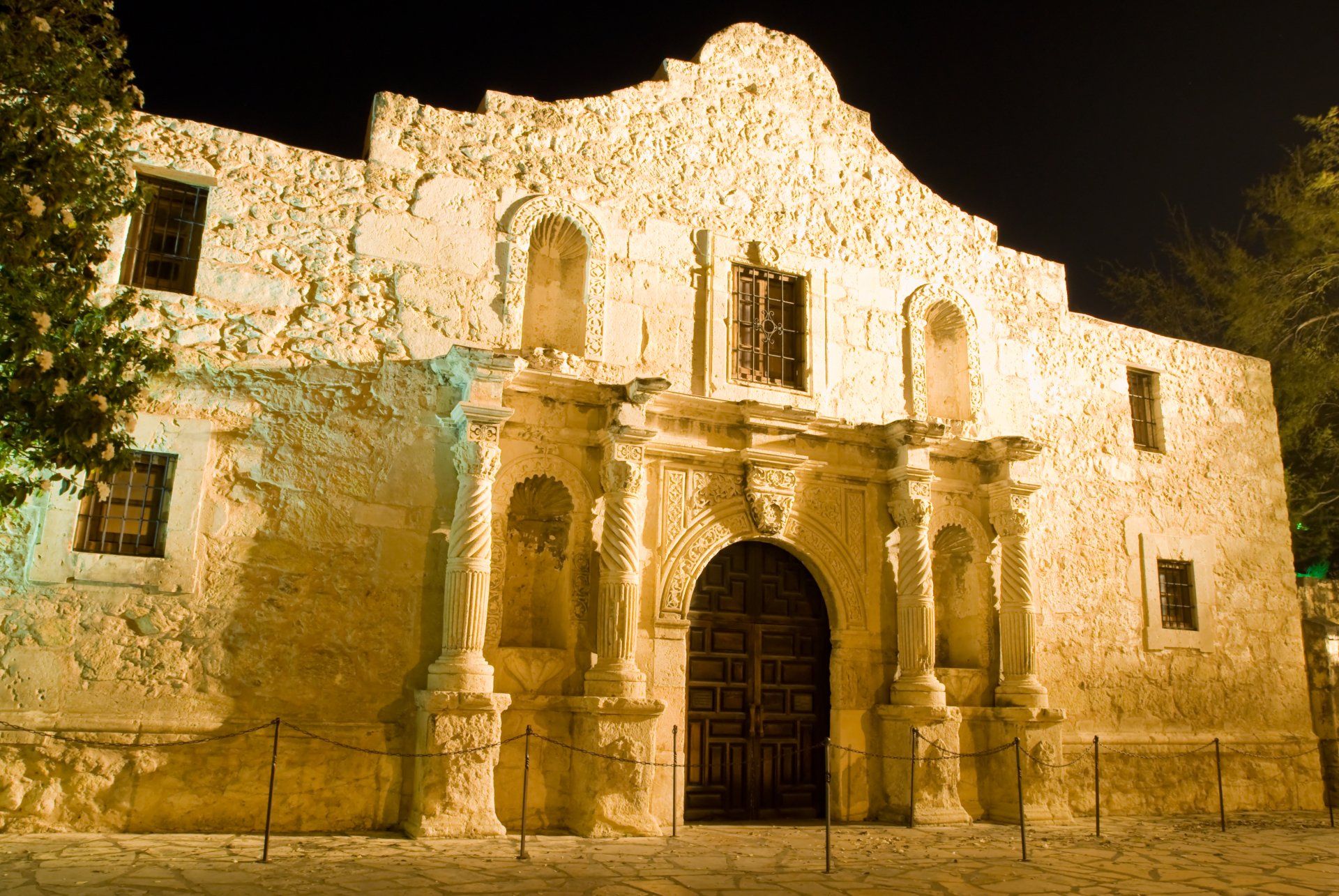 An image of the Alamo in San Antonio, Texas, during the night.