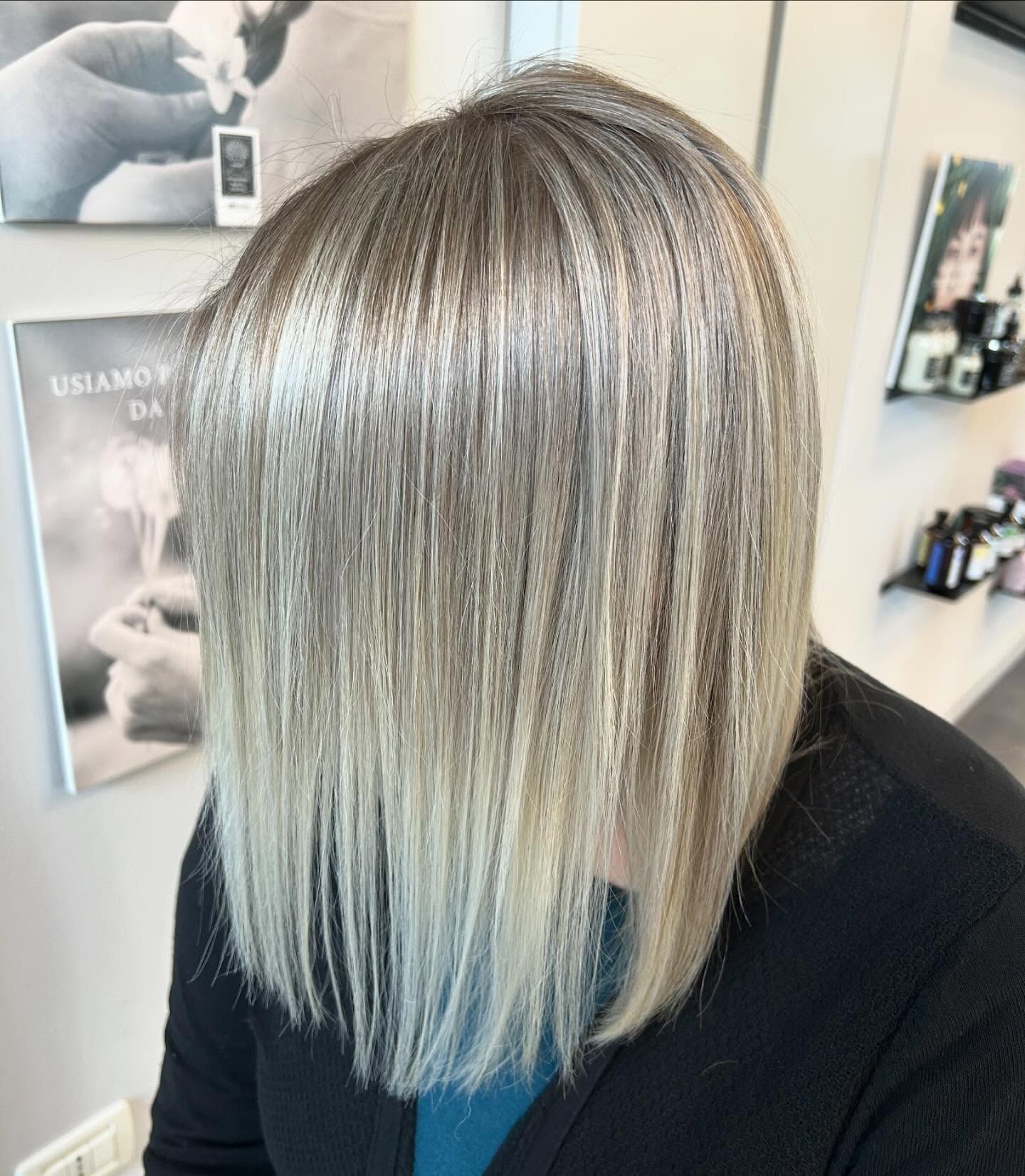 Una donna con i capelli biondi chiaro