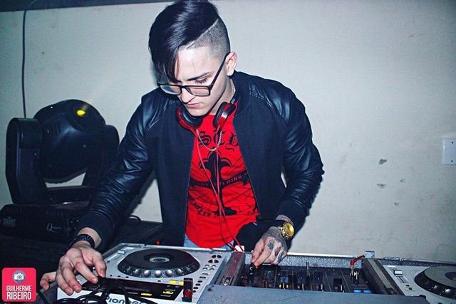 New Groove, One Bass: foto