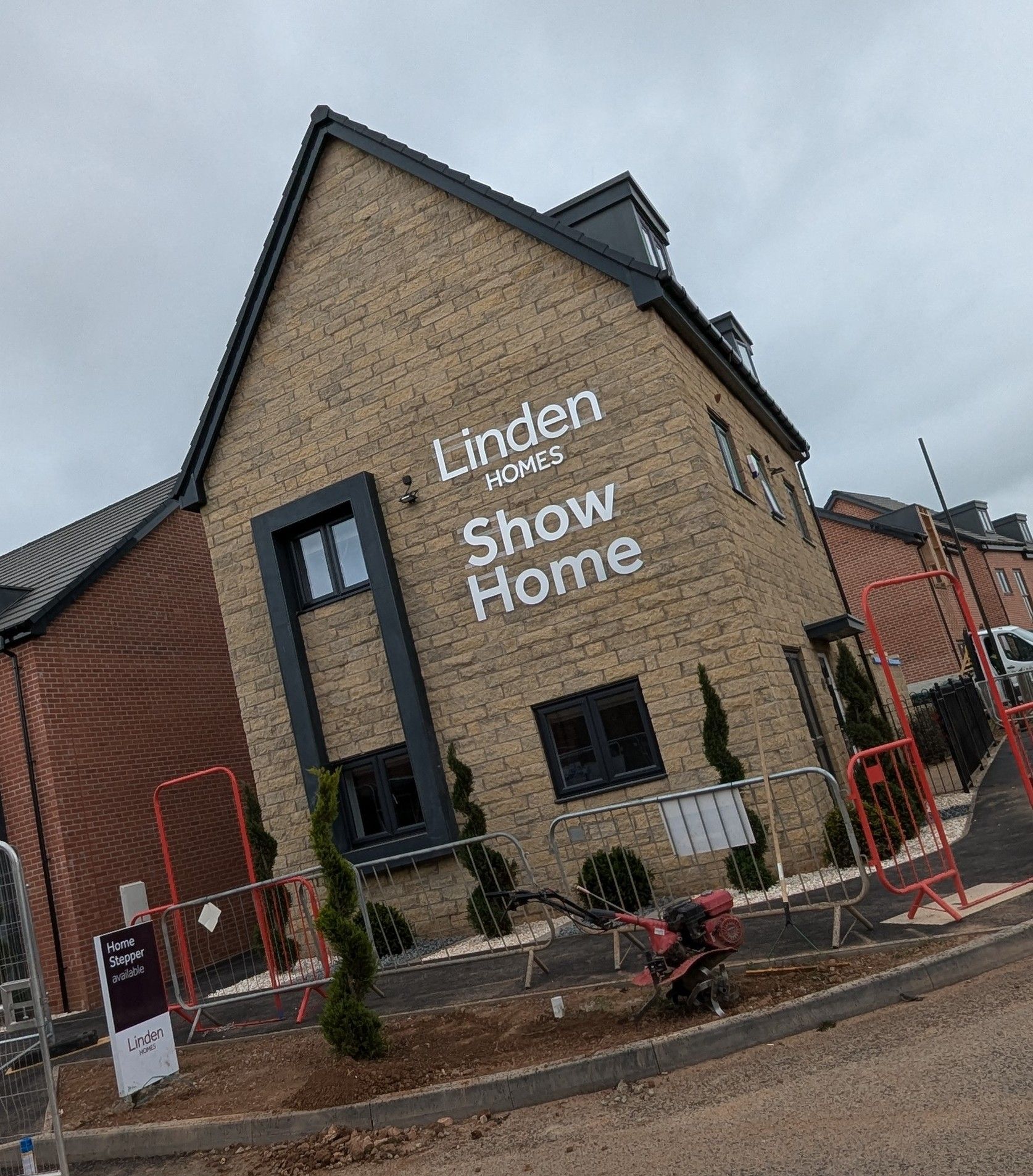 HLB Signs - sign design services - Linden show home 