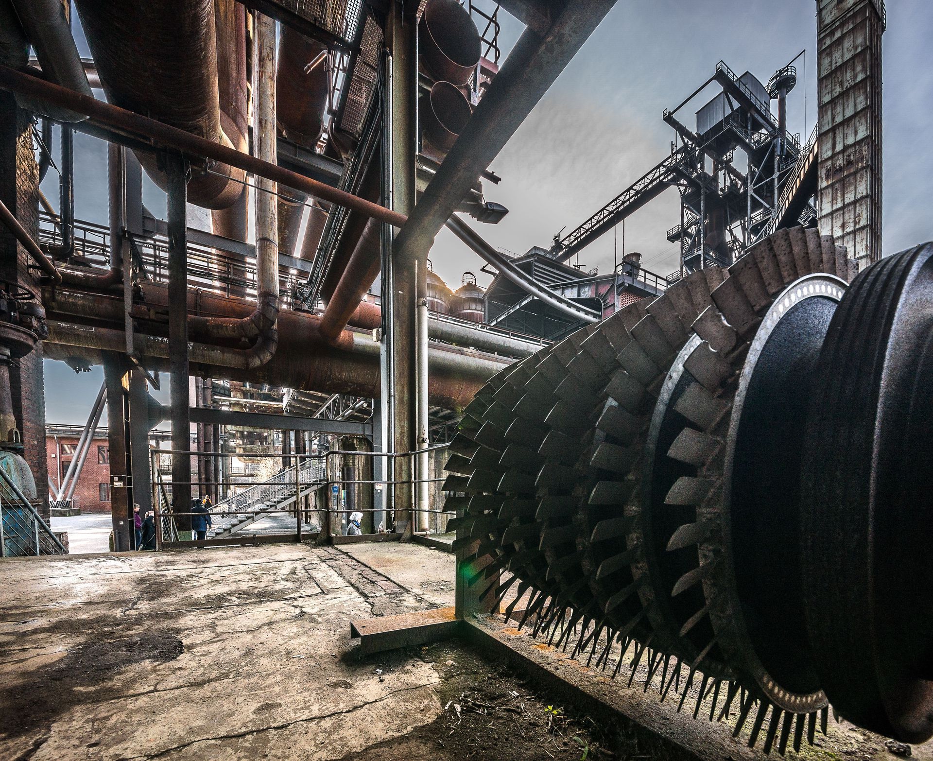 Industrial plant with large pipes and machinery in a dusty outdoor steel facility