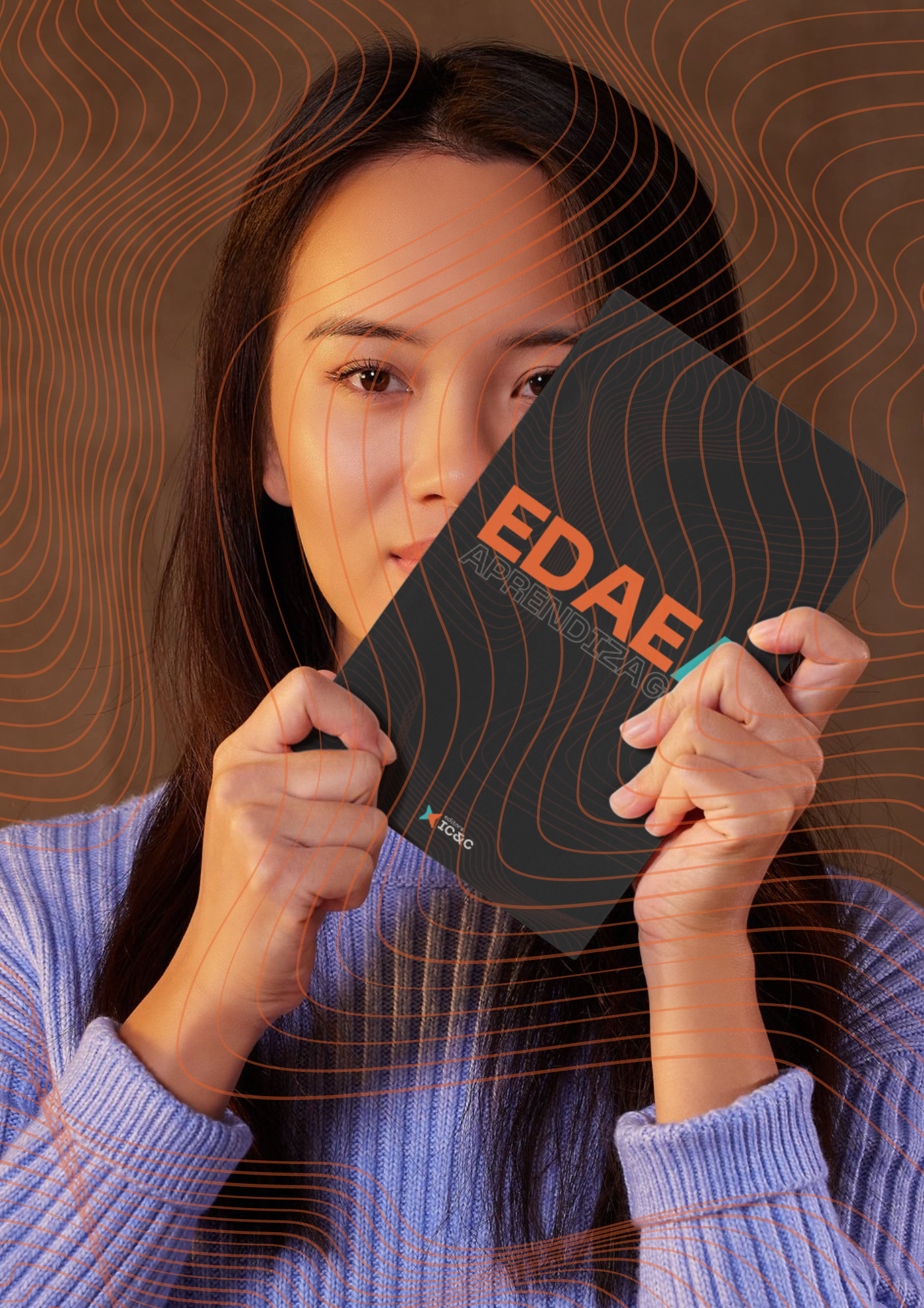 Pessoa segurando um caderno preto com linhas laranjas e a palavra “EDAE” sobre o rosto, em um fundo estampado.